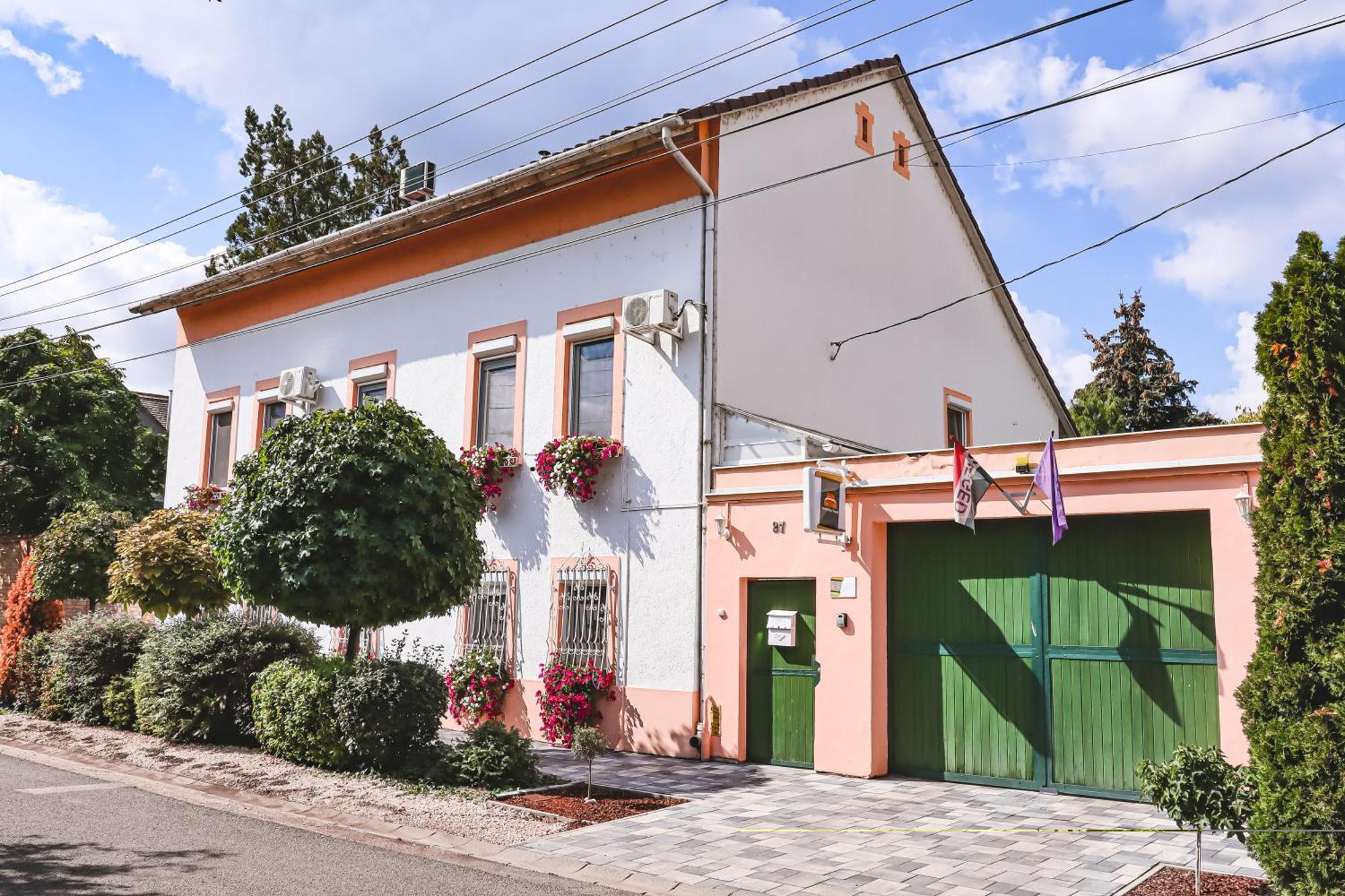 Szivarvany Panzio Segedin Dış mekan fotoğraf
